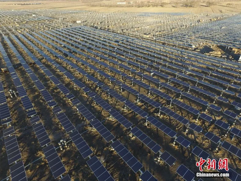 资料图为位于张家口坝上地区的光伏发电项目。 中新社发 张家口市能源局 供图