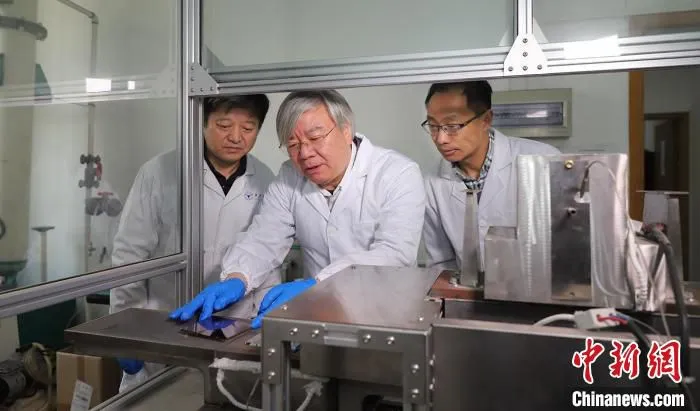 浙江大学材料科学与工程学院教授韩高荣带领团队进行科研工作。　浙江大学提供