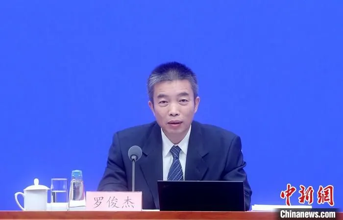 10月19日，中国国务院新闻办公室在北京举行新闻发布会，介绍2021年前三季度工业和信息化发展情况。工业和信息化部新闻发言人、运行监测协调局局长罗俊杰出席 。 中新社记者 张宇 摄
