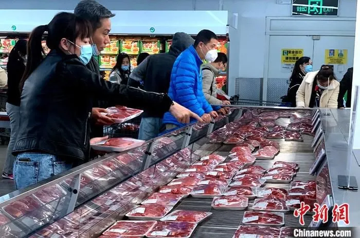 图为市民在超市购买猪肉。(资料图) 中新社记者 王东明 摄