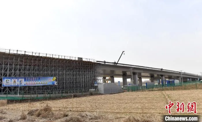 安大线(新区段)公路工程项目是雄安新区建材通道的重要组成部分，预计今年6月30日完工。　韩冰 摄