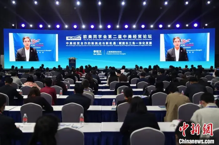 上海美国商会会长季恺文通过视频作主旨演讲。　张亨伟 摄