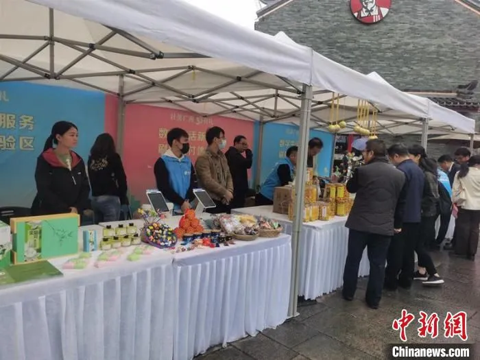 图为广西特产展示 林浩 摄