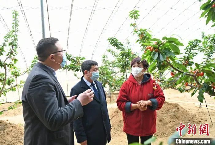 图为农行工作人员服务当地农户。　杨毅 摄