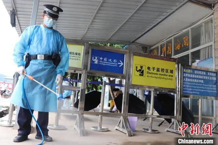图为民警对联检区域进行消杀。　畹町边检站供图
