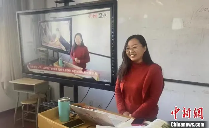 智能手机课上，老师将中新网直播画面投屏到大屏幕上与老人们观看。　向上 摄