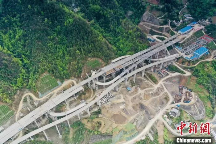 图为如火如荼的城开高速建设现场。　重庆高速工程顾问有限公司供图