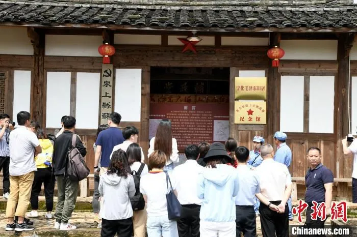 游客参观泉上土堡战役纪念馆。　王东明 摄