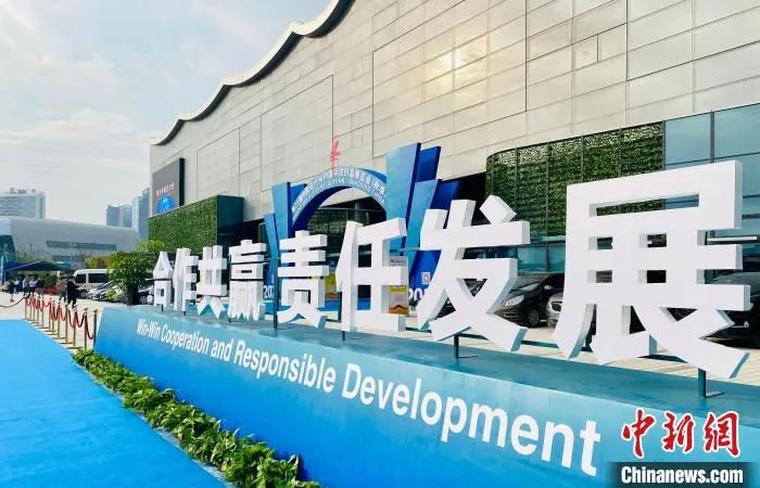 2021第四届世界布商大会会场一景。　李典 摄