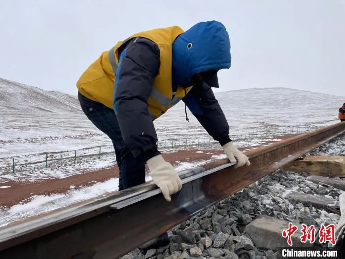 图为施工负责人测量修复焊接后钢轨的几何尺寸。　刘海龙 摄