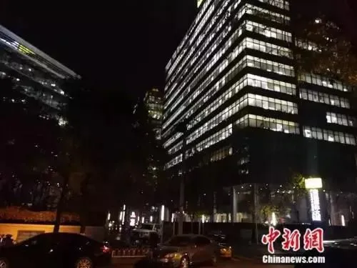 资料图：灯火通明的写字楼。 中新网记者 张尼 摄

