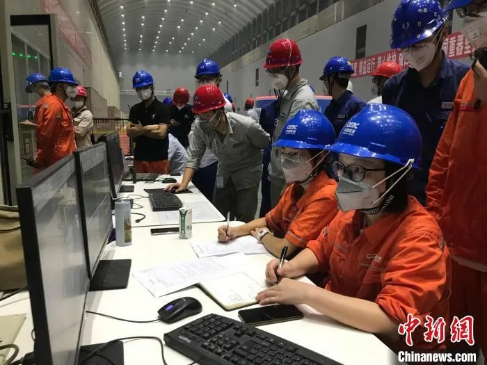 中国能建葛洲坝机电公司技术人员正在进行机组运行数据监测。 葛洲坝机电公司供图 中国能建葛洲坝机电公司技术人员正在进行机组运行数据监测。 葛洲坝机电公司供图