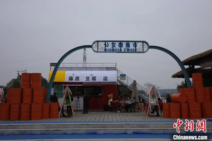 图为彭州市葛仙山镇“公交微集市”。　王鹏 摄