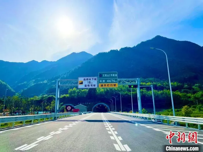 图为莆炎高速公路文笔山1号隧道A道。　福建省交通运输厅 供图