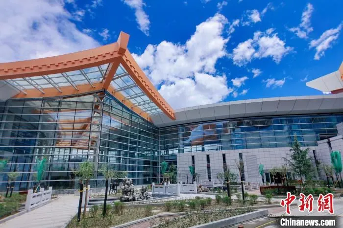 图为拉萨贡嘎机场新建的花园式中庭。　武天舒 摄