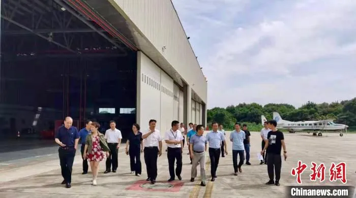 图为课题调研组考察建德航空小镇。　潘安 摄
