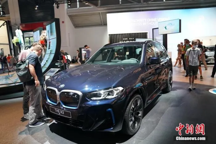 图为宝马展出的纯电动SUV轿车BMW iX3亮相。 中新社记者 彭大伟 摄 图为宝马展出的纯电动SUV轿车BMW iX3亮相。 中新社记者 彭大伟 摄
