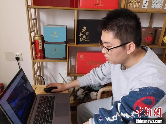 黄平炜坐在电脑前忙着处理订单。黄平炜自学低代码开发的数字化系统，专门运营“回头客”。　江南 摄
