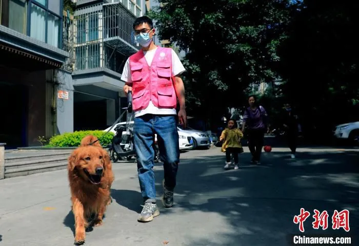 陈聪正在遛“奥巴”。　王磊 摄