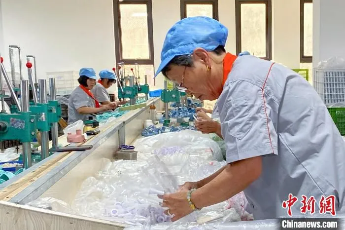 村民在家门口实现增收。　钱晨菲 摄