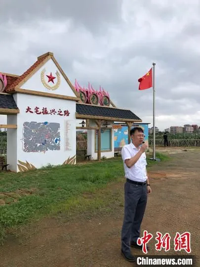 开发团队成员向记者们介绍大宅乡村振兴项目。　吴如宇 摄