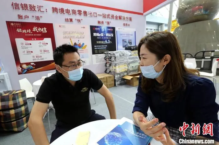 当天，首届中国(山东)跨境电商交易博览会开幕，山东外贸企业代表了解跨境电商金融的相关情况。　沙见龙 摄