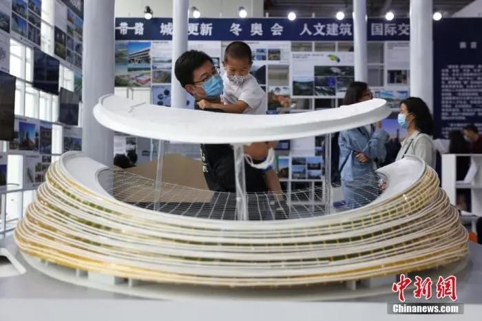 9月5日,北京首钢园,在2021年中国国际服务贸易交易会工程咨询与建筑服务专题展区,一名小朋友被中国国家速滑馆模型所吸引。当日,2021年中国国际服务贸易交易会迎来公众开放日。 中新社记者 蒋启明 摄 9月5日,北京首钢园,在2021年中国国际服务贸易交易会工程咨询与建筑服务专题展区,一名小朋友被中国国家速滑馆模型所吸引。当日,2021年中国国际服务贸易交易会迎来公众开放日。 中新社记者 蒋启明 摄