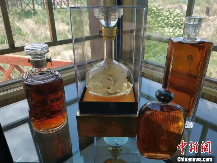 图为正在销售的牡丹酒。　李隽 摄