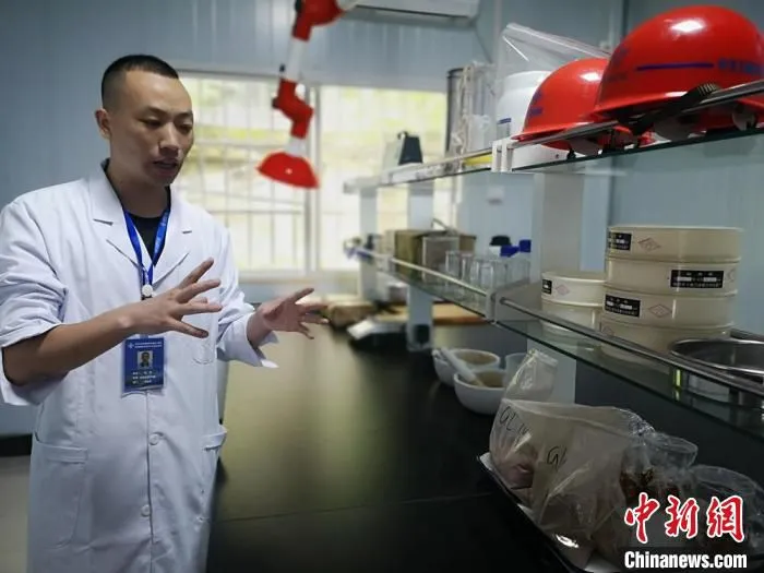 中交三航局高标准筹建了工地环境实验室用来治污。　刘曼 摄
