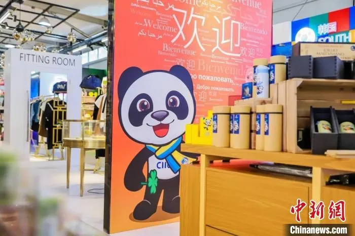 位于南京东路555号的“进博商品集市” 绿地全球商品贸易港集团供图 