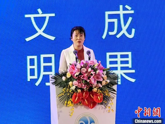 图为青海省海南州人民政府副州长独金萍致辞。　祁增蓓 摄