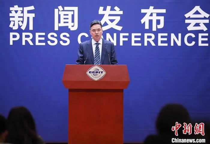 6月29日，中国贸促会举行例行新闻发布会，贸促会新闻发言人冯耀祥在发布会上表示，二季度中国大部分外贸企业出口利润好转，外贸运行出现积极势头。图为新闻发布会现场。 中新社记者 赵隽 摄
