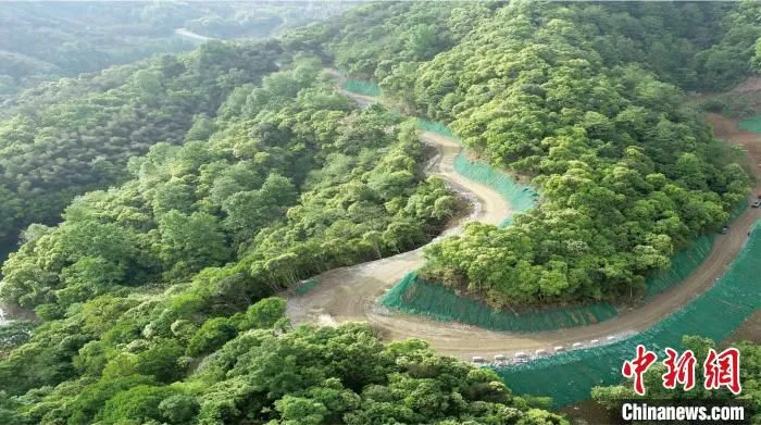 池黄铁路站前二标的施工便道切坡苫盖、喷播植草。　田鹏飞 摄