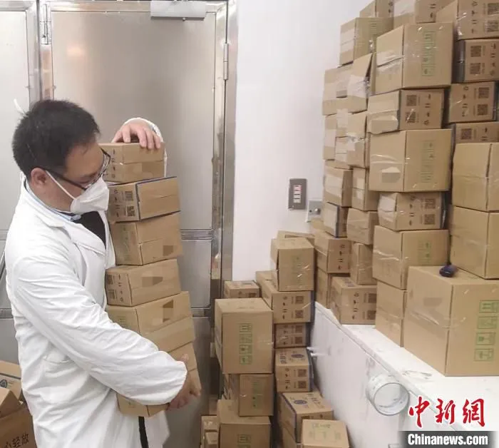 医院开通浦东、浦西线下临时自提专用窗口，患者可以通过社区志愿者和防范区亲属代提等途径快速获得药品。　仁济医院供图