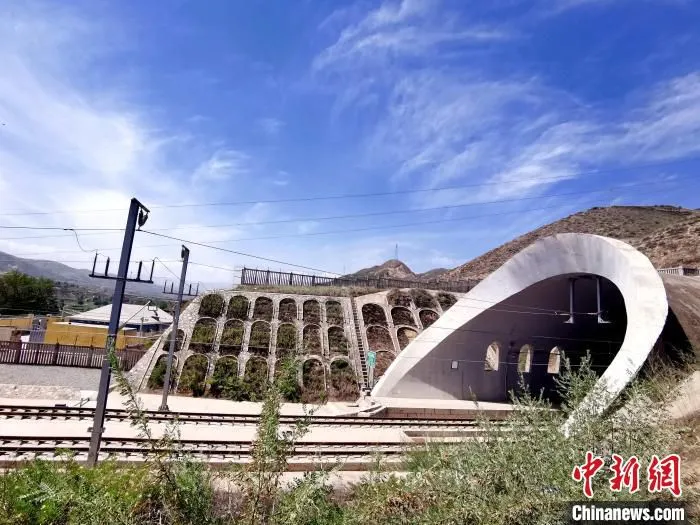 图为兰新客专西宁至兰州段的张家庄隧道洞口。　张添福　摄