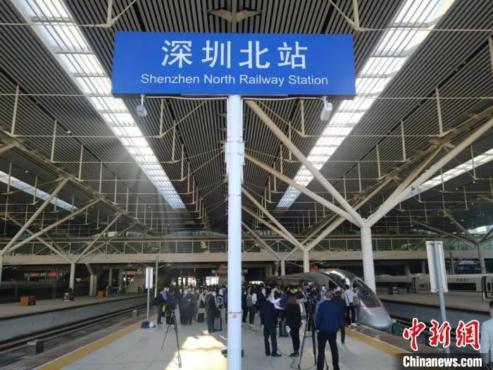 京港高铁赣深段10日开通运营，首趟列车G4640次当日9：00由深圳北站发车前往赣州西站。　陈文 摄