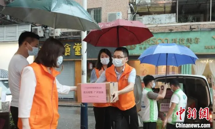 华邦党员志愿服务队将功能饮料送至检测点，为医护人员和志愿者补充体能 华品先 摄