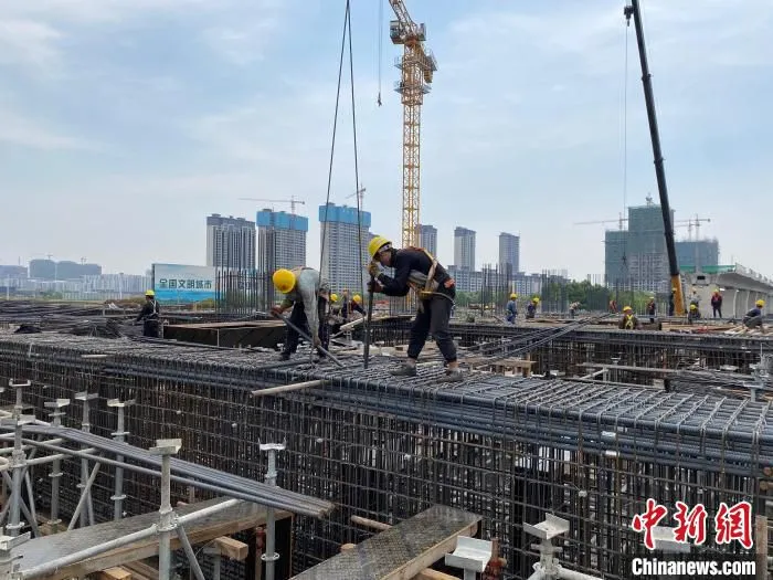 工人在项目区进行作业 许无疾 摄