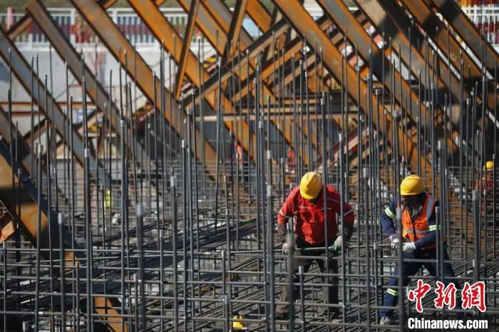 中交二航局项目部建设者正在施工现场施工。　泱波 摄