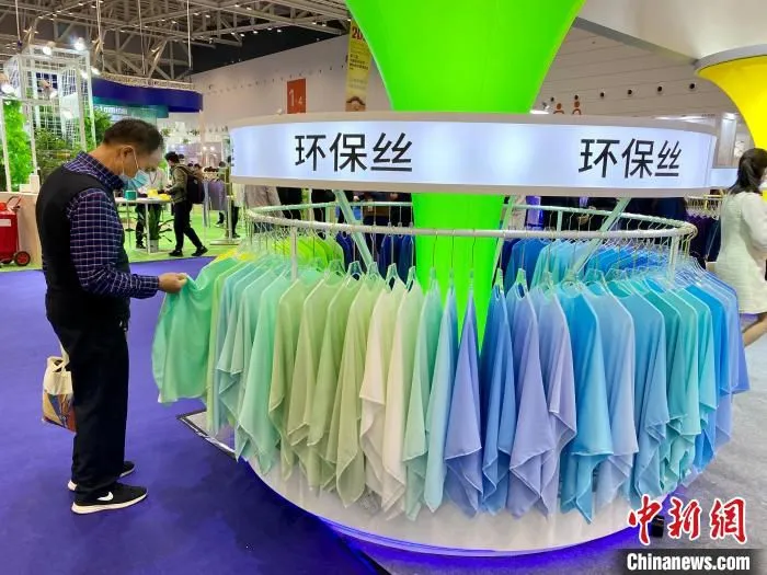 客商参观环保类布料 李典 摄