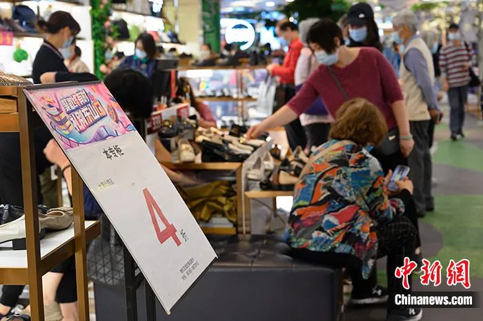 图为10月26日，广州王府井部分商品促销打折，吸引顾客“扫货”。 中新社记者 陈楚红 摄
