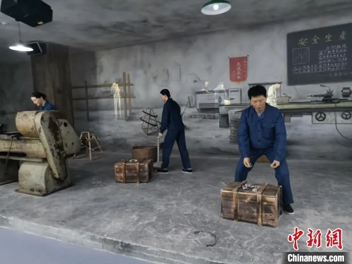 龙泉早期工人生产模型展示 施紫楠 摄