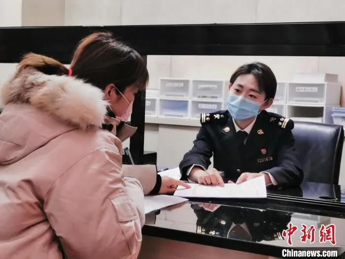 天津海关关员为企业进行现场指导。　天津海关供图