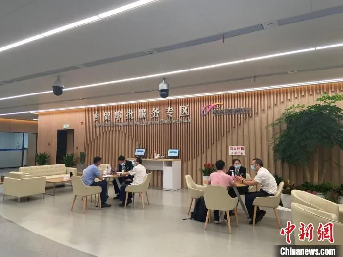 萧山区行政服务中心设置自贸审批服务专区。　黄慧 摄