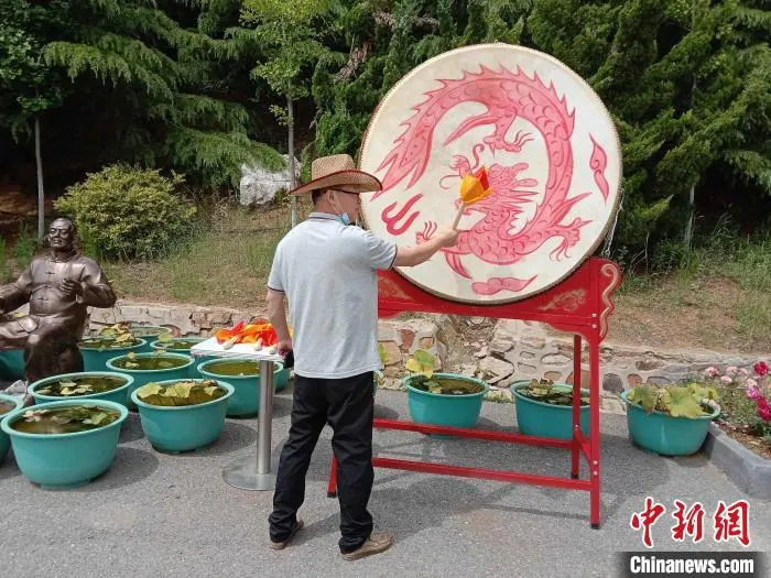 图为游客体验。　杨毅 摄