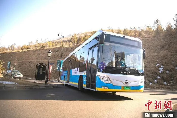运行中的氢燃料电池公交车。　 张家口公交集团供图