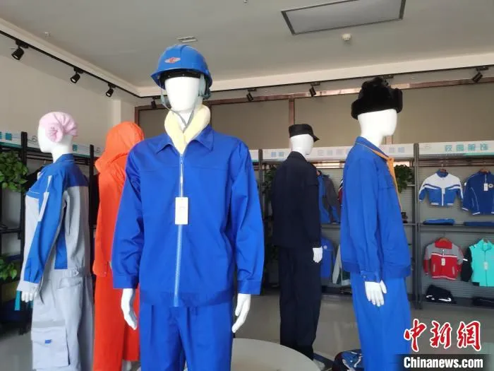 图为当地服装厂。　李爱平 摄