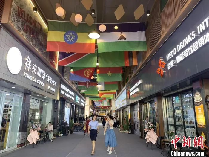 位于长沙高桥大市场的非洲咖啡街。(资料图) 鲁毅 　摄