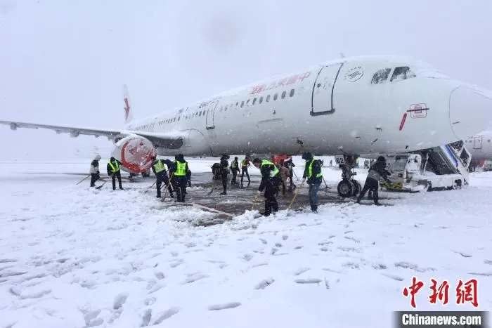 工作人员扫雪除冰。　东航江苏公司供图