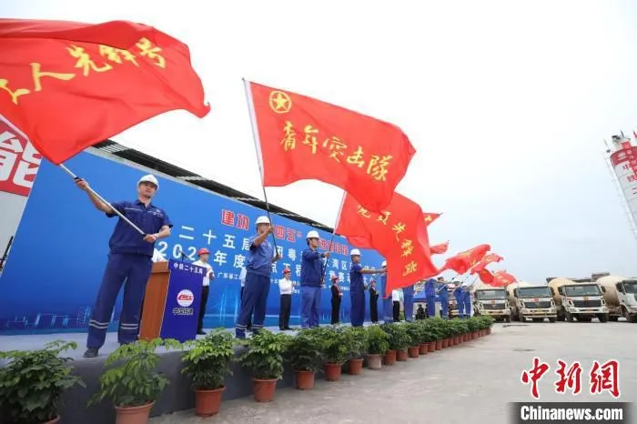 建设者挥舞旗子鼓劲 邓联旭 摄